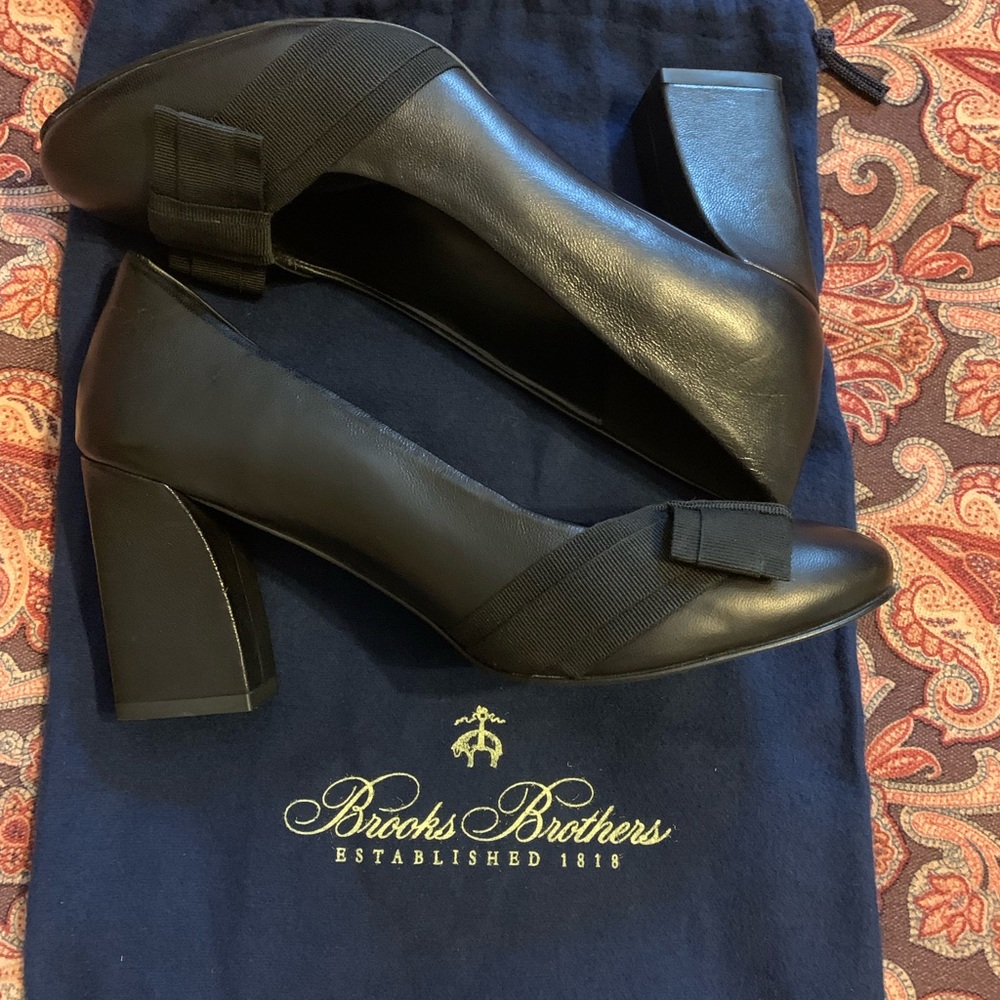 Brooks Brothers black heels with bow 8.0